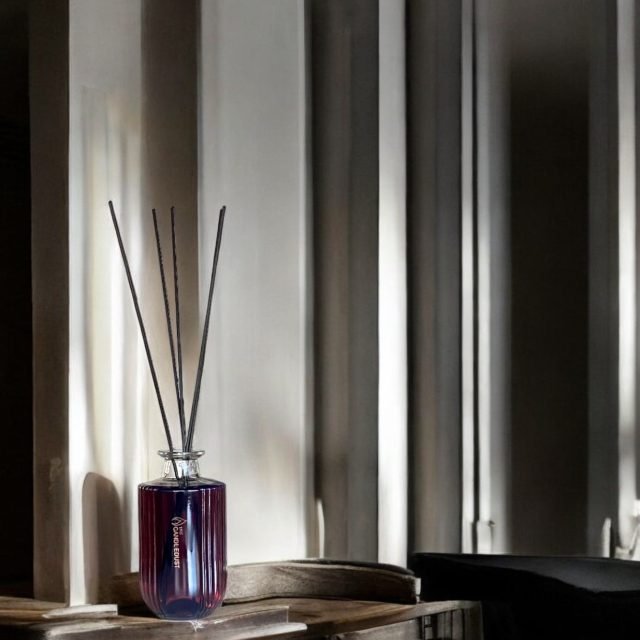 Man patinka, kai namai kvepia… švelniai.

Ne taip, kad įėjus iš karto „smogia“.
O taip, kad po pusvalandžio supranti – čia gera.

Difuzorius man veikia būtent taip.

Tyliai.
Pastoviai.
Be spaudimo.