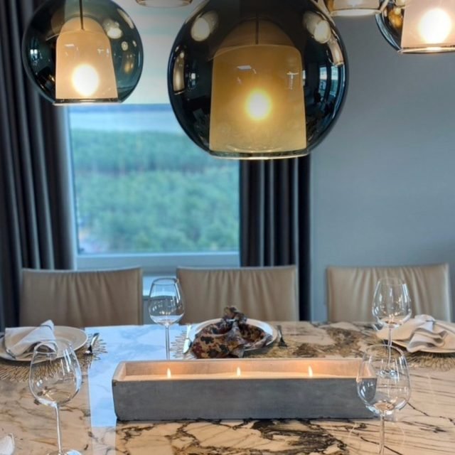 Pastebiu, kad vis daugiau žmonių renkasi jaukumą.
Ne triukšmą.
Ne blizgesį.

Gal todėl, kad pasaulio dabar per daug.

Namai tampa vieta, kur norisi nusiimti viską, kas nereikalinga.

Jei ir tau taip –
žinok, tu ne vienas 🤍