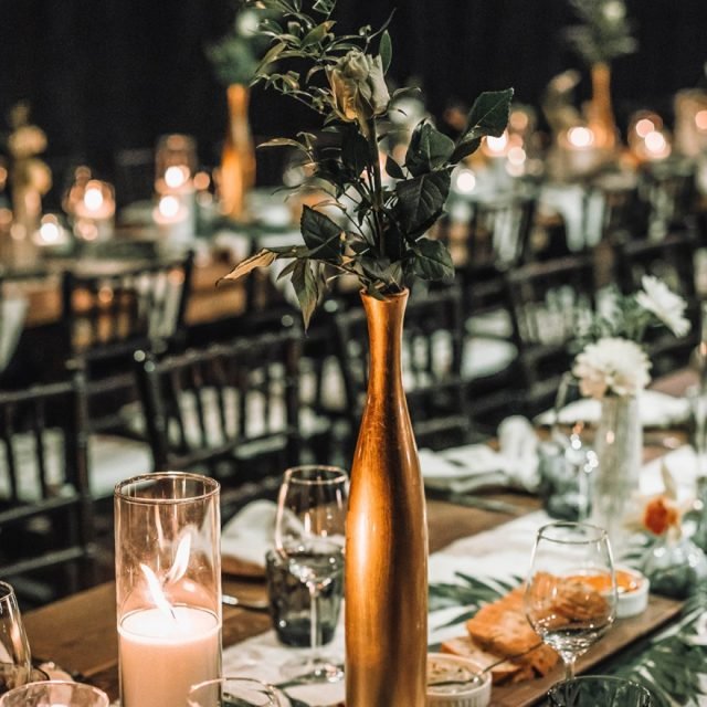 Man dažnai rašo: „O kaip tu ją naudoji?“

Tiesiog.

Kartais – 20 minučių.
Kartais – visą vakarą.

Uždegu, kai tvarkausi.
Uždegu, kai vakarieniaujam.
Uždegu, kai norisi šiek tiek šilumos kambaryje.

Smėlio žvakė man nėra „šventėms“.
Ji – kasdienybė.

Ir man atrodo, kad būtent tada ji tampa tikra.

Nuotraukoje matote tobulą vaizdą mano akims, žvakės, kurios suteikia nepakartojamą jausmą 🫶