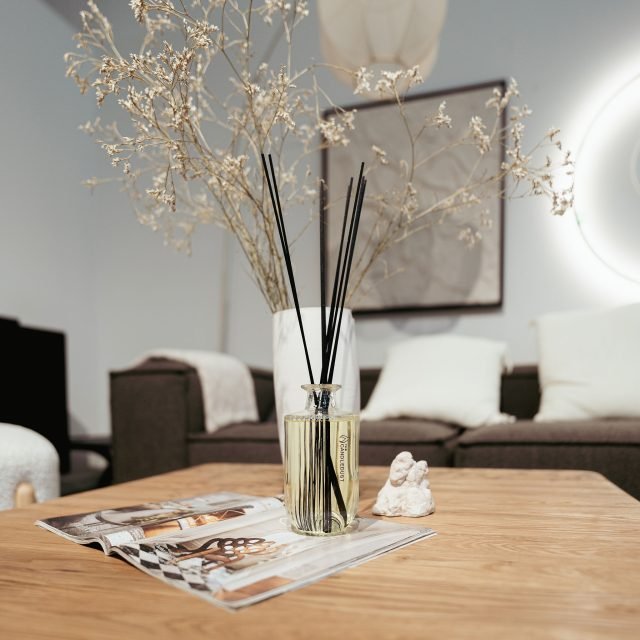 Ilgai galvojau, ar namuose reikia ir žvakės, ir difuzoriaus.

Dabar žinau – taip. Bet skirtingiems momentams.

Difuzorius – kai nori pastovaus kvapo dieną.
Smėlio žvakė – kai nori vakaro jausmo.

Jie nekonkuruoja.
Jie papildo vienas kitą.

Kaip diena ir vakaras.
Kaip šviesa ir ramybė.