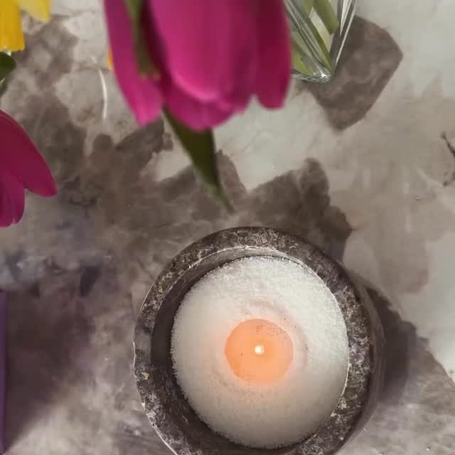 Rytas su kava ir truputėliu tvarumo 🌿✨

Ar žinojai, kad susilydžiusio žvakės vaško tikrai nereikia išmesti?

Vaškui nieko nenutinka – jis tiesiog susilydo į vientisą masę. O tai reiškia, kad jį gali drąsiai pernaudoti iš naujo ♻️

Kaip tai padaryti? Labai paprastai:
• išimk sustingusį vaško lizdelį iš indo
• įdėk jį į tvirtesnį maišelį
• švelniai sudaužyk ar sutraiškyk į mažesnius gabalėlius
• suberk į žvakidės apačią

Jeigu nori pasigaminti didesnę žvakę – ant viršaus tiesiog užberk naujų, gražių vaško perliukų (kaip, pavyzdžiui, iš soLove kolekcijos 😉) ir įstatyk dagtį.

Ir viskas! Vėl gali mėgautis nauja, estetiška žvake – neišmesdama nė gramo vaško.

Tvarumas gali būti paprastas.
Grožis gali būti atsakingas.
O žvakės gali degti dar kartą 💛

#zerowastelife
#sustainableliving
#ecofriendlyhome
#samoningasvartojimas
#minimalizmas